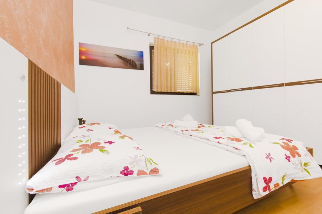 Apartments Maky & Dino Vodice Oda fotoğraf